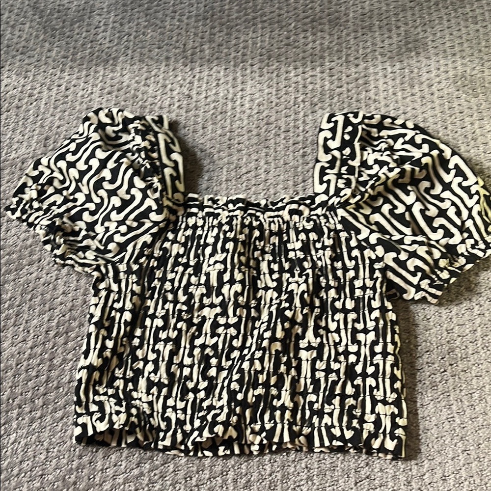 Monteau Cropped Black & White Square Neck Smocked Puff Sleeve Blouse